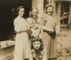 Helen, JoAnne, Gloria & Donna Froese @ campground in Murphysboro, IL.jpg